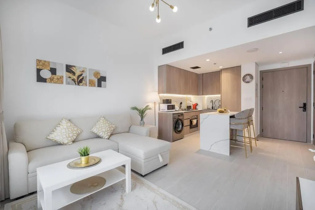 Brand New Listing & Studio City & Czechin
