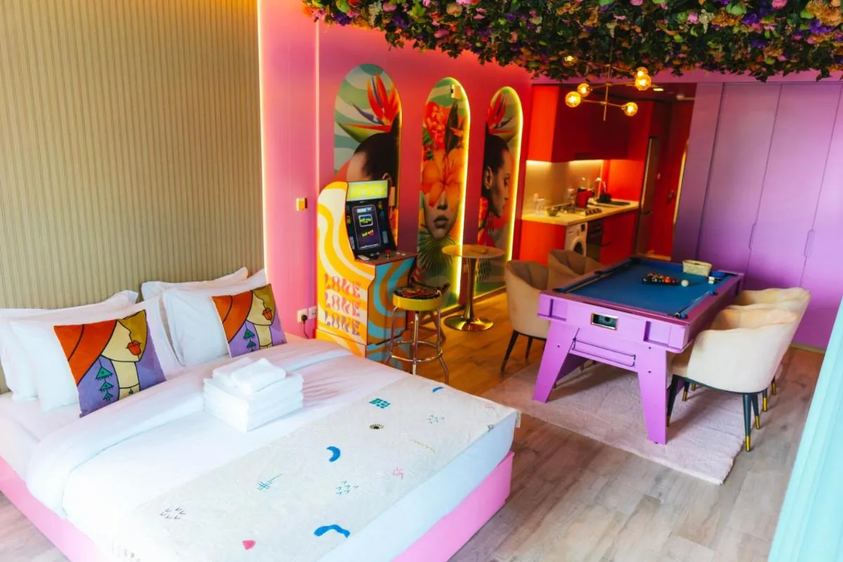 Capsule Flora business bay view Burj Khalifa-pool table-game arcade-Projector-Playstation 5 - 3