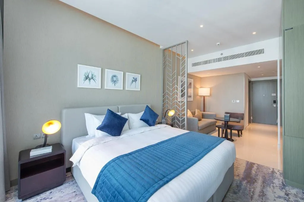 Cosmopolitan studio full canal view by Suiteable