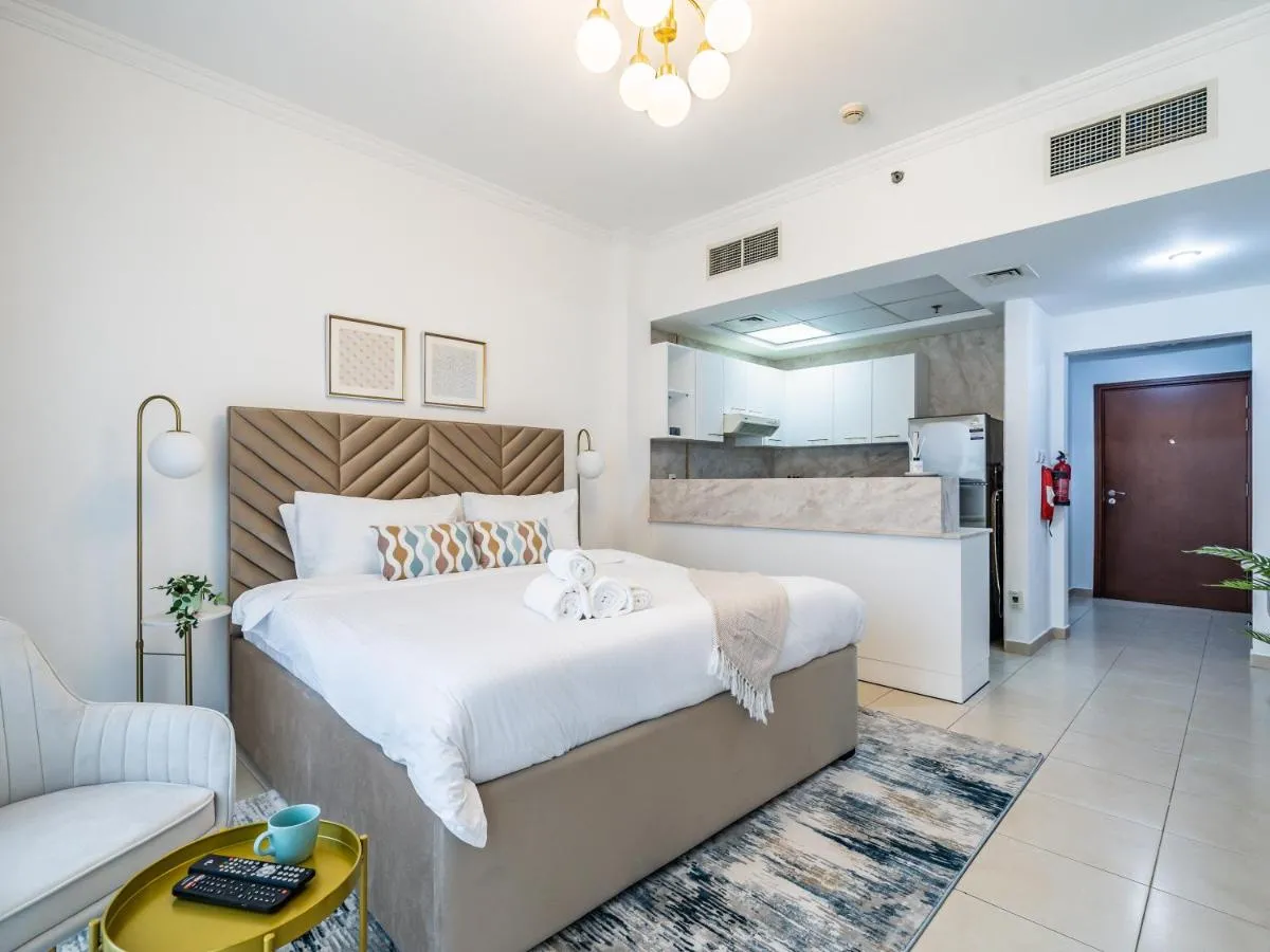 Delightful Studio with Balcony – Burj Al Nujoom - 2