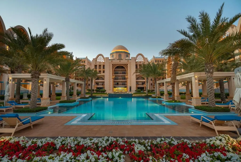 GLOBALSTAY at Sarai Apartments Beachfront Paradise with Pool and Gym
