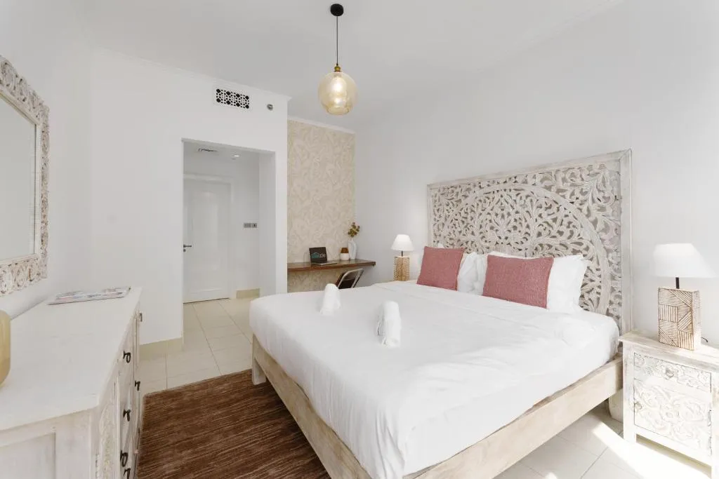 Green living chic 1 bedroom apartment - 2