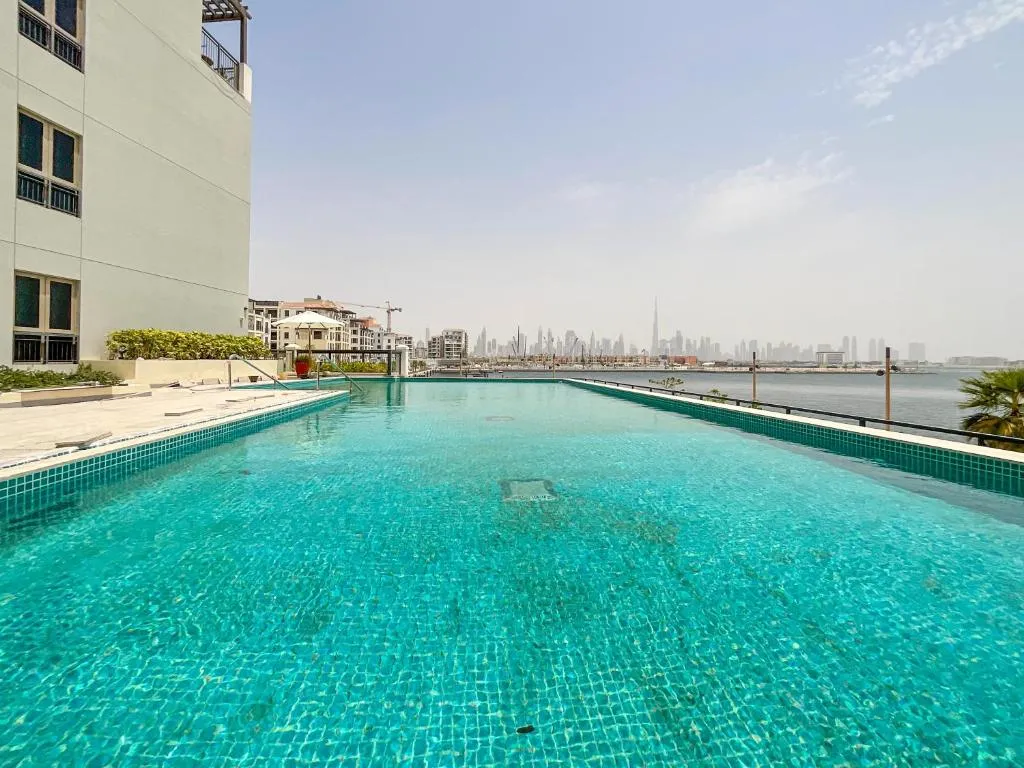 HiGuests – Stylish Waterfront Retreat With Balcony in La Mer