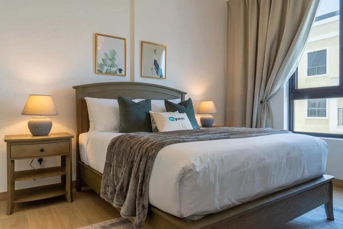 HiGuests – Stylish Waterfront Retreat With Balcony in La Mer - 2