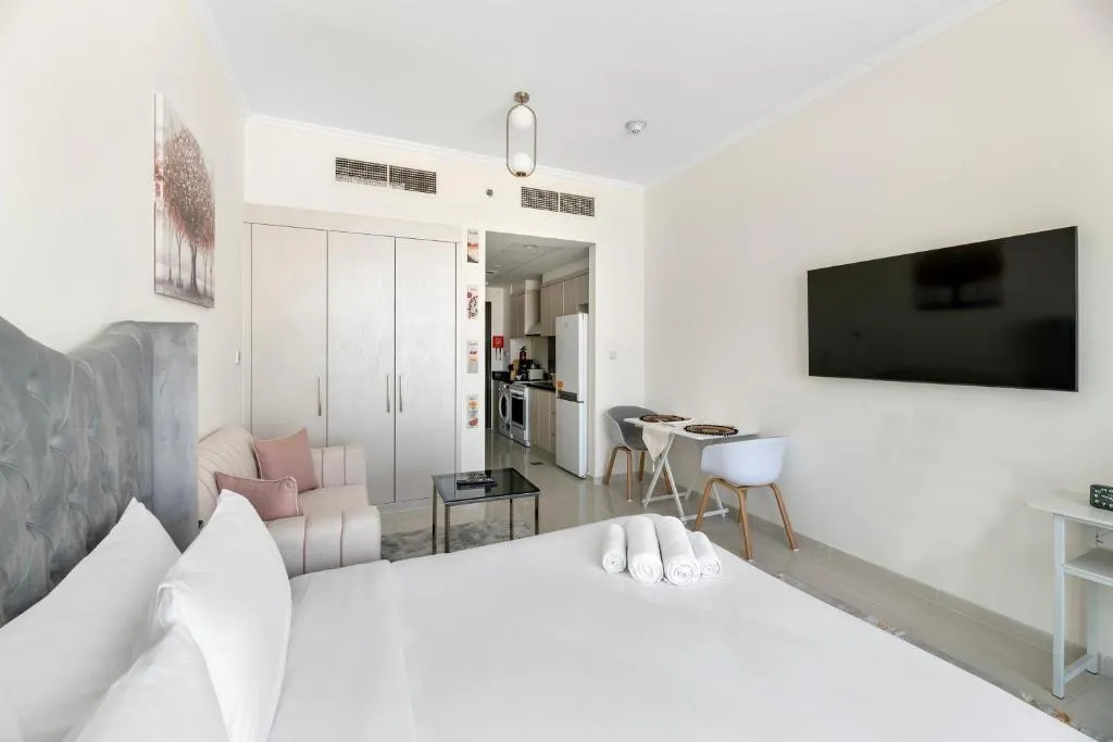 Hillside Haven: Studio Retreat in Damac Hills