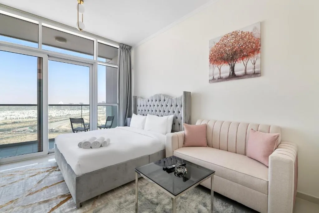 Hillside Haven: Studio Retreat in Damac Hills - 2
