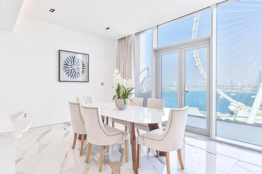 Lavish & Equipped oceanfront 2 BR facing Ain Dubai - 2