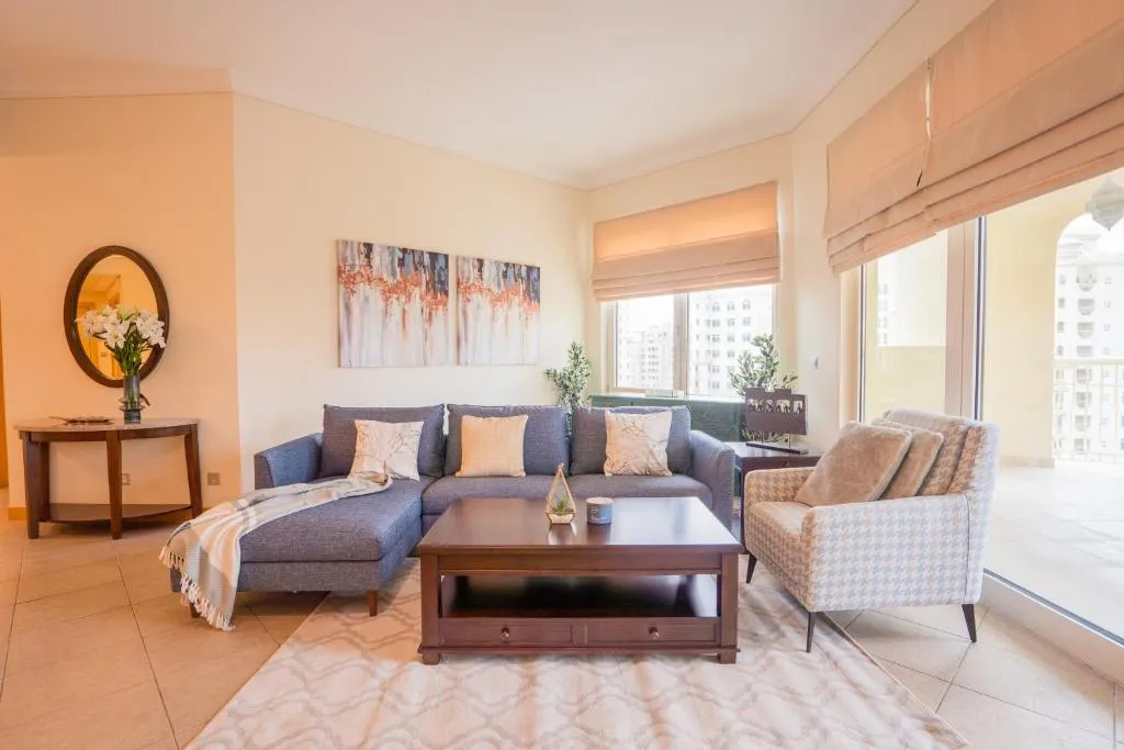 Lux Apt in The Palm with Pool & Beach Access, Fast Wi-Fi & Parking