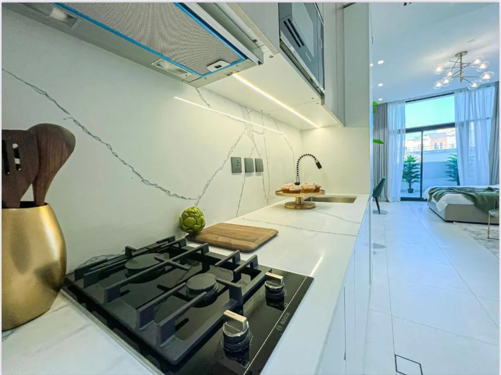 Luxury New Studio with Pool & Gym Access, 5 min from Gardens Metro - 2