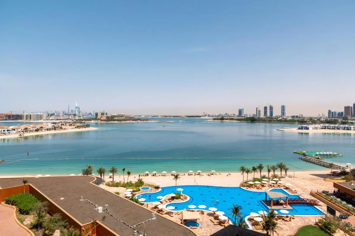 Maison Privee – Spacious Apt on Palm Jumeirah w Sea Views and Premium Facilities Access - 3