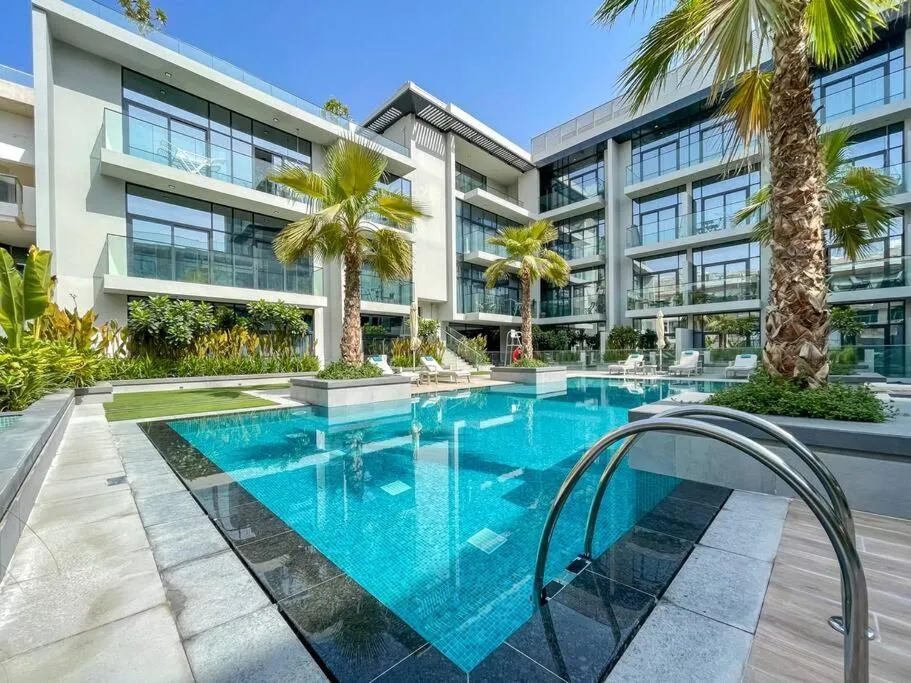 Onyx Studio with Fantastic Pool View in JVC