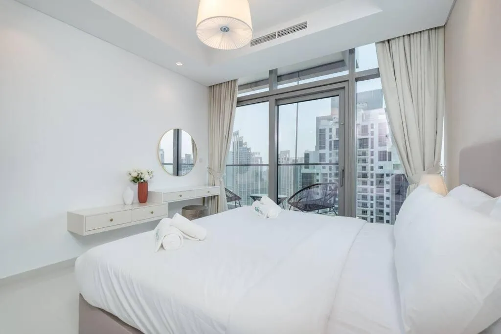 Opulent Hollywood Styled Flat in Paramount Tower - 3