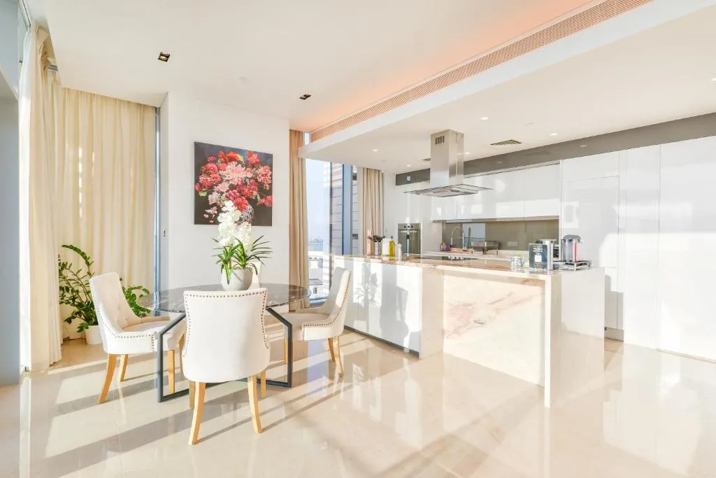 Posh 2 BR Oceanfront Apt in the Heart of Bluewaters Island - 2