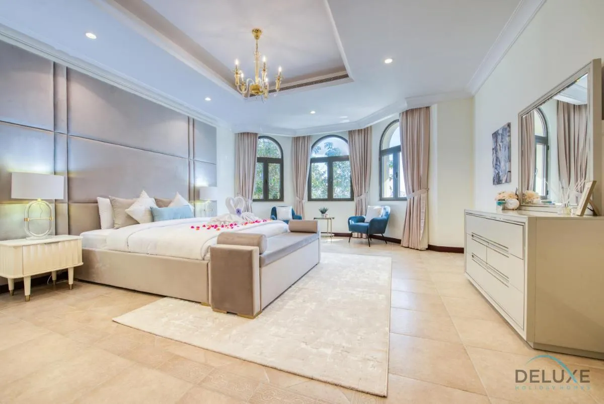 Prestigious 5BR Villa with Assistant Room and Private Pool in Frond O Palm Jumeirah by Deluxe Holiday Homes - 2
