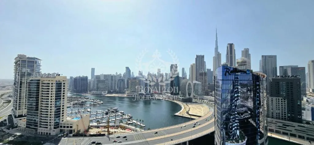 Royalton – Vibrant Cityscape 1BR Next to Business Bay Canal