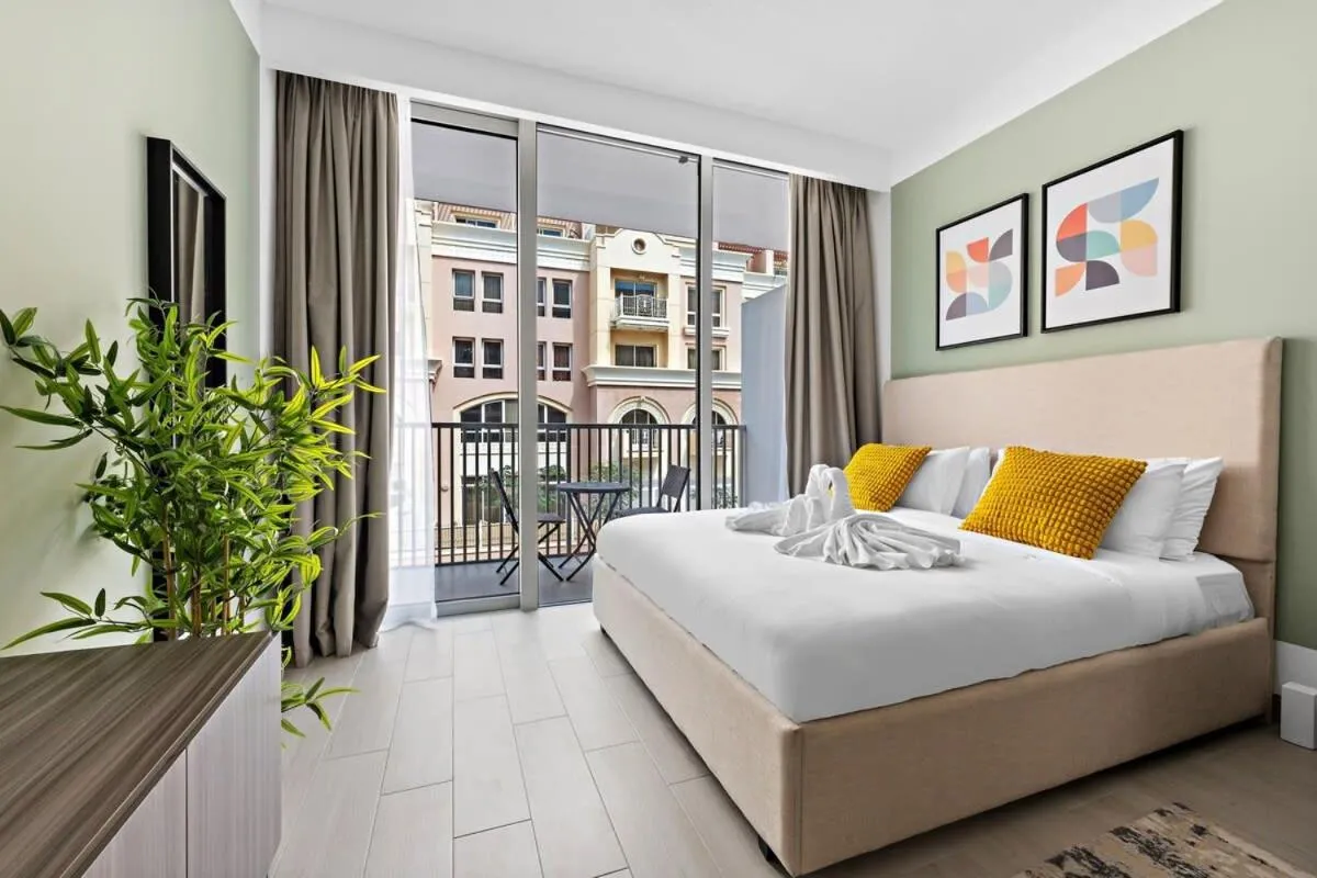 Silkhaus in JVC new studio at Luma21 with double bed - 2