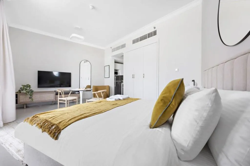 Silkhaus spacious studio in Art Gardens with gym & pool access - 3
