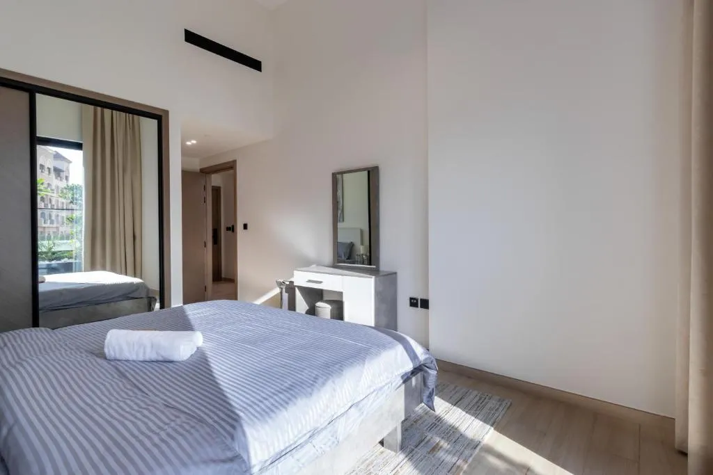 Smart Home, King Bed, Fully Equipped Kitchen, Free Parking, Highly rated, 2 minutes walk from Starbucks, Big Balcony High Ceiling, Ground Floor, Pool, Gym, Around the clock guest support - 2