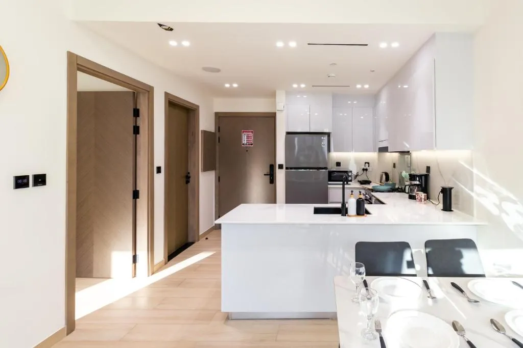 Smart Home, King Bed, Fully Equipped Kitchen, Free Parking, Highly rated, 2 minutes walk from Starbucks, Big Balcony High Ceiling, Ground Floor, Pool, Gym, Around the clock guest support - 3
