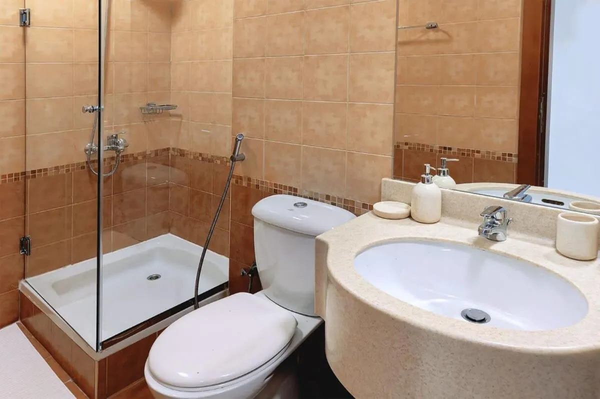 Spacious Bright Marina View Apartment - 3