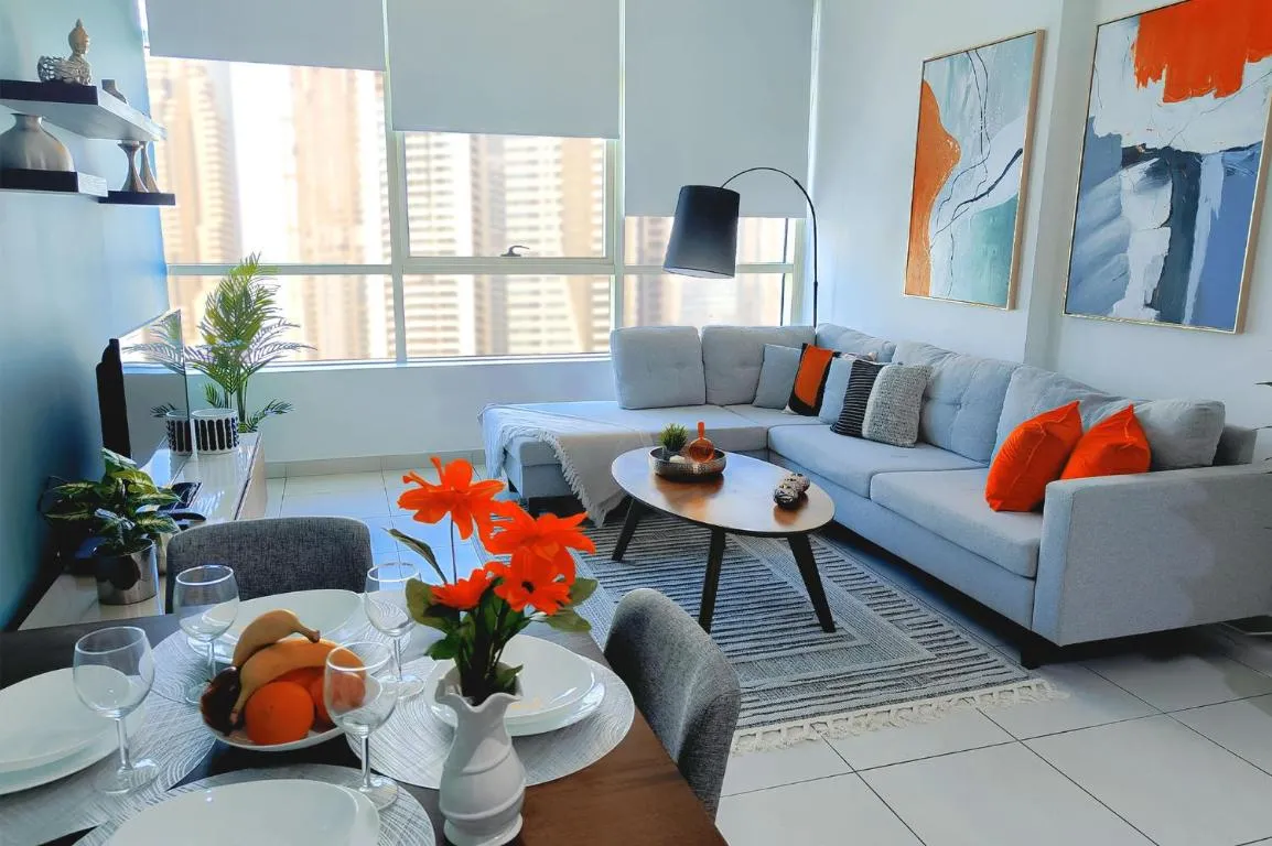 Spacious Bright Marina View Apartment