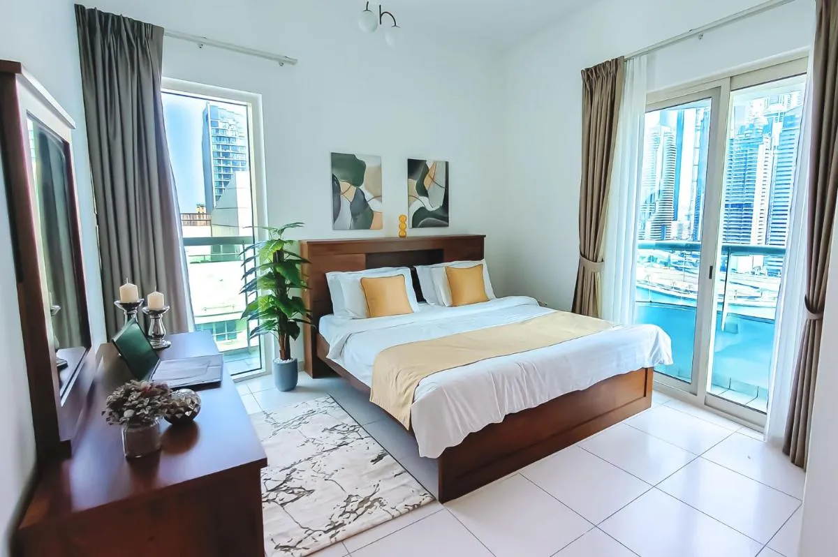Spacious Bright Marina View Apartment - 2