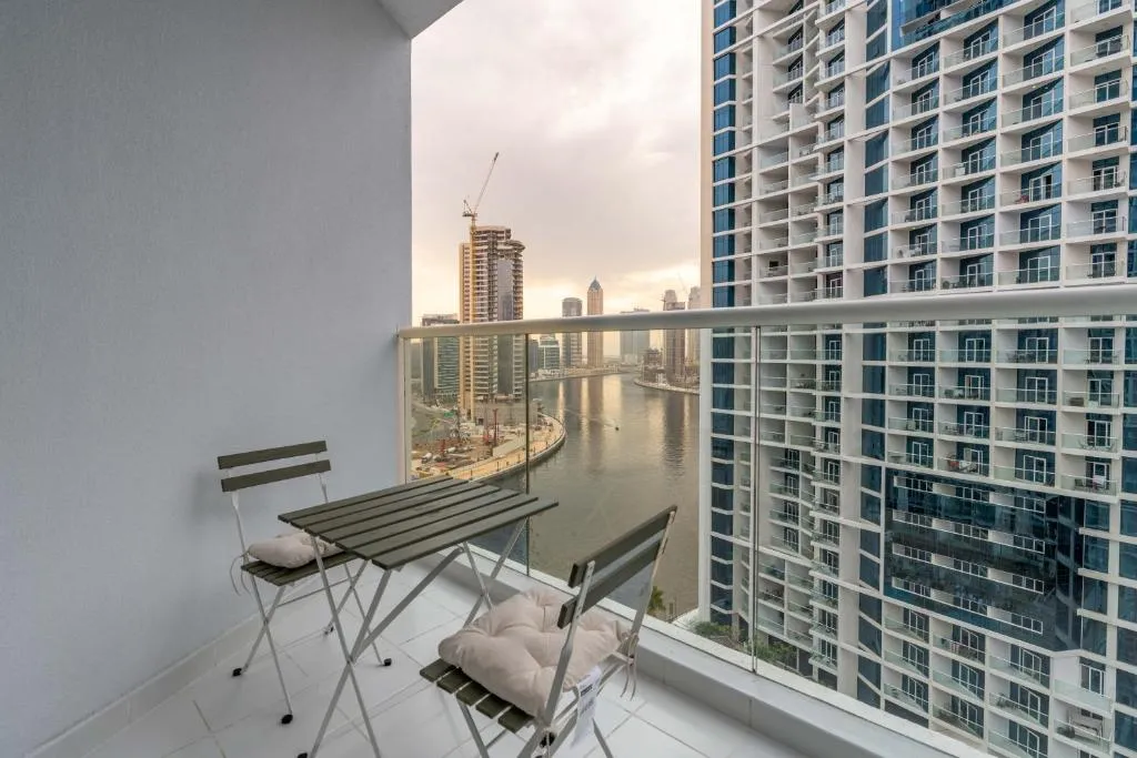 Spacious studio canal burj view - 3