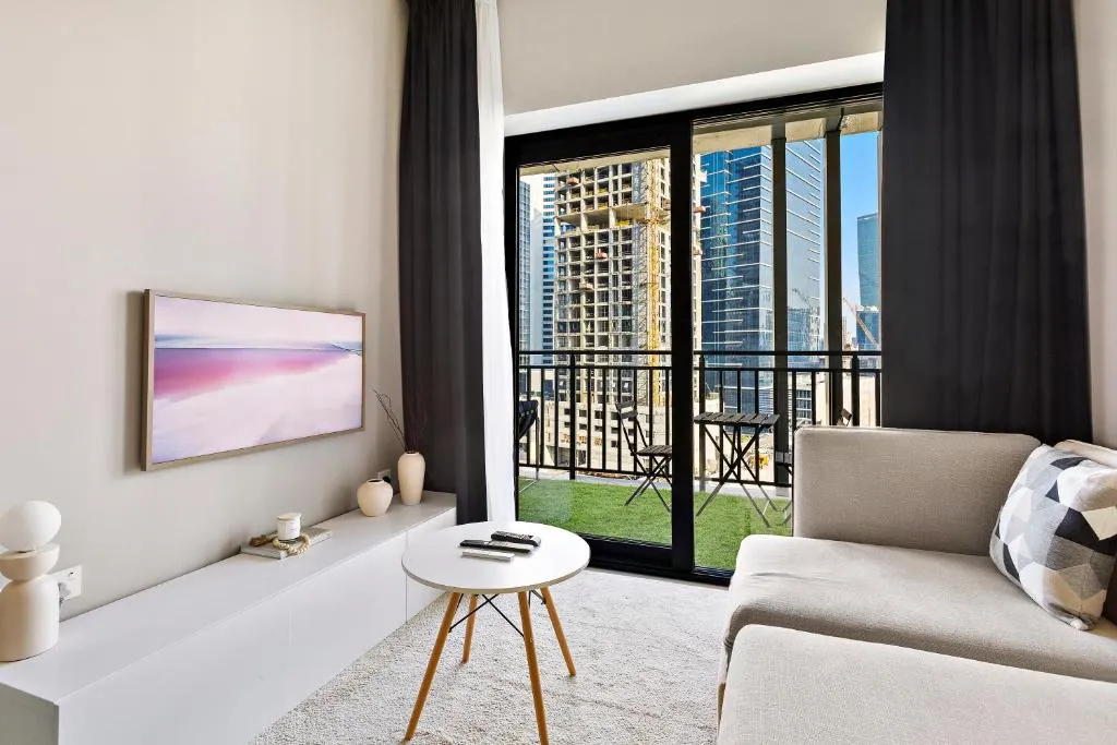 Stunning 1BR Apt Business Bay - 2