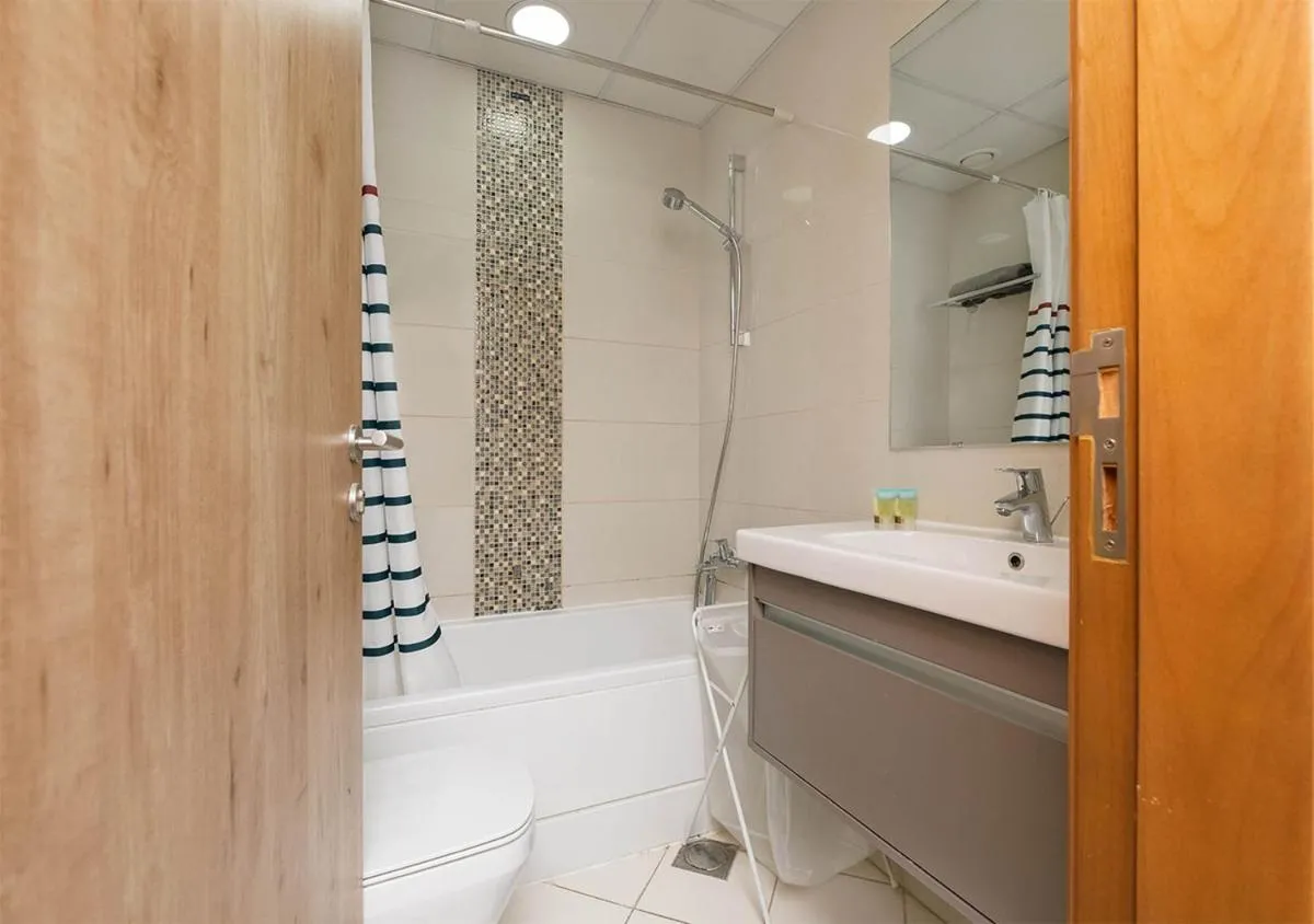 Stylish Space with Balcony Facing The Marina! - 3