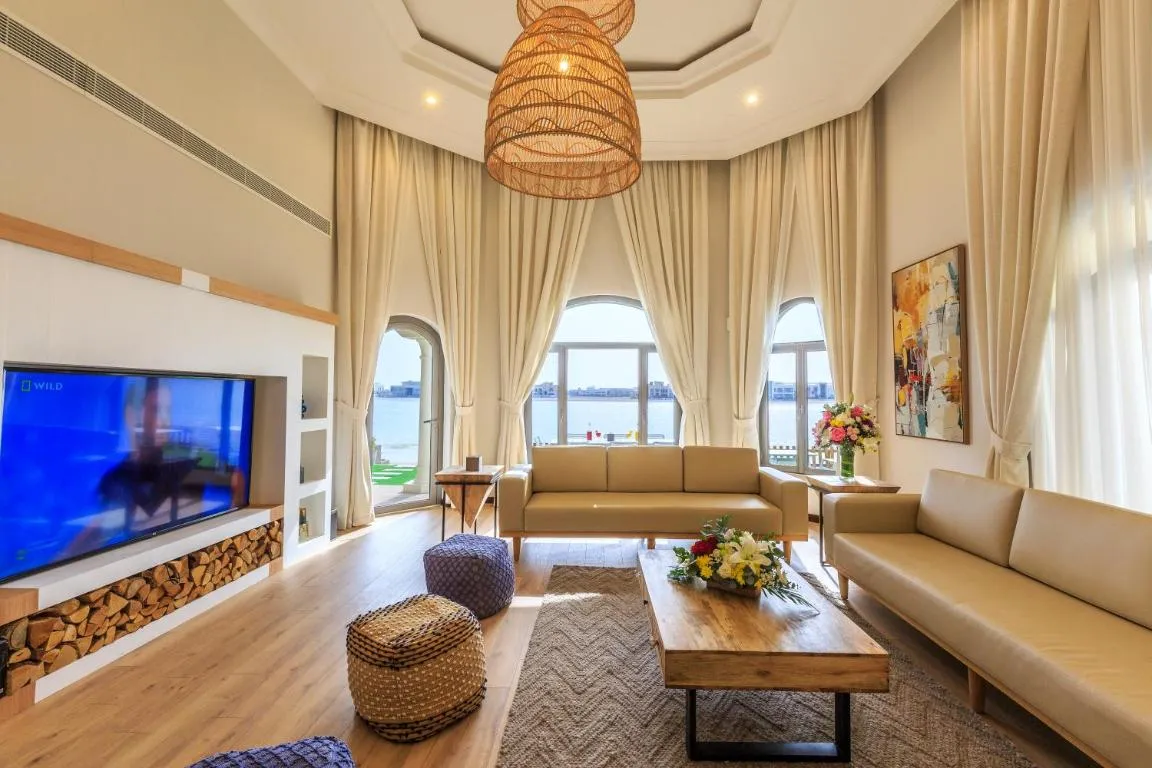 The S Holiday Homes – Stunning 5 Bedrooms Villa at the Palm Jumeirah with Private Beach and Pool