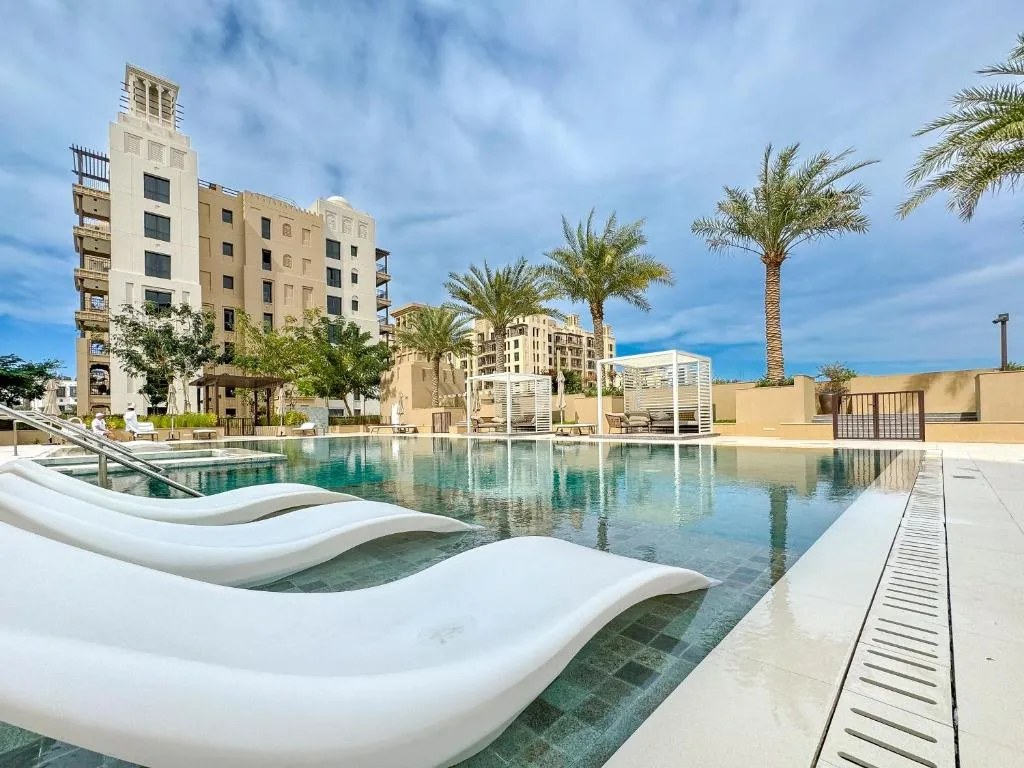 Trophy Twinkle Twine Jumeriah Retreat Suites - 2