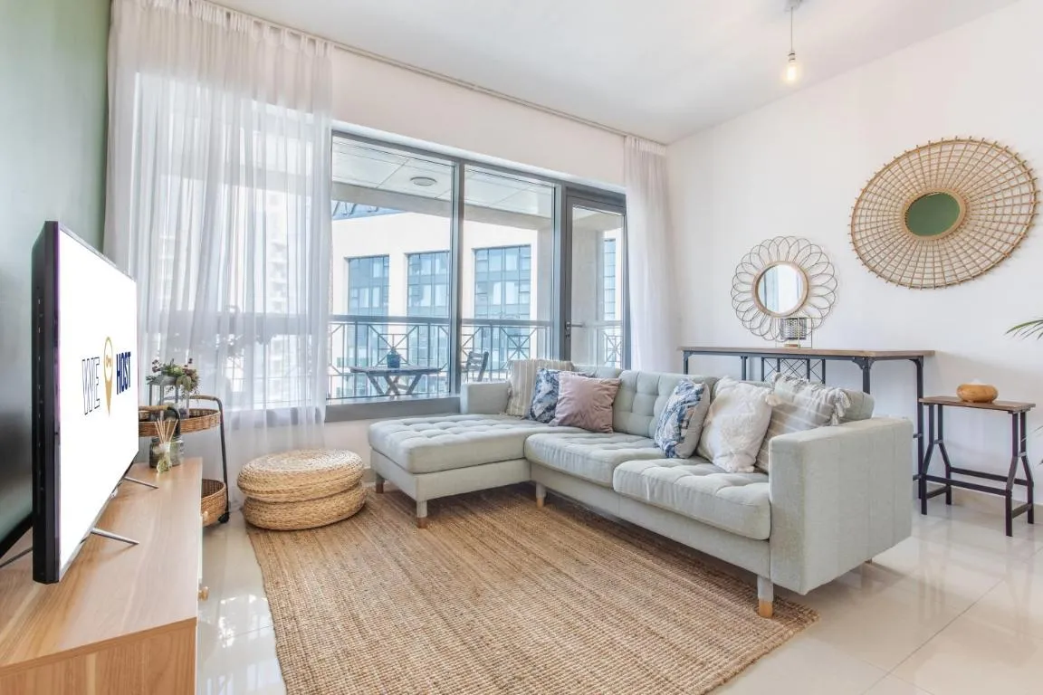 WeHost – Modern 1BR Close to Burj Khalifa and Dubai Mall