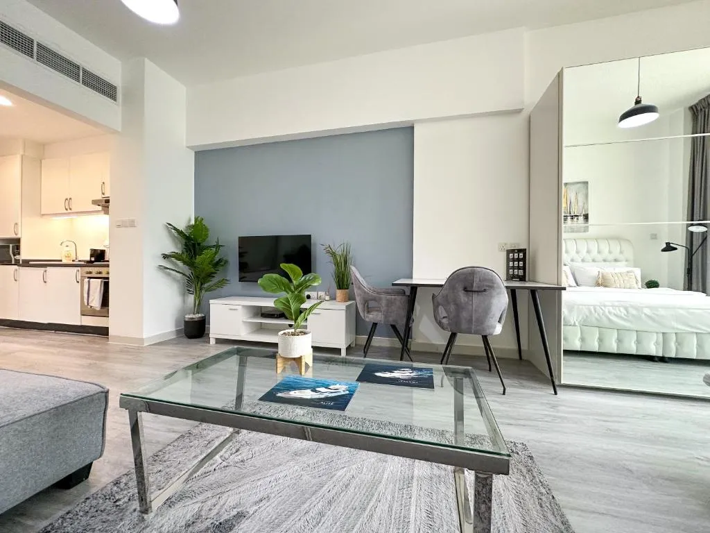 Yacht marina view studio – Palm Views West