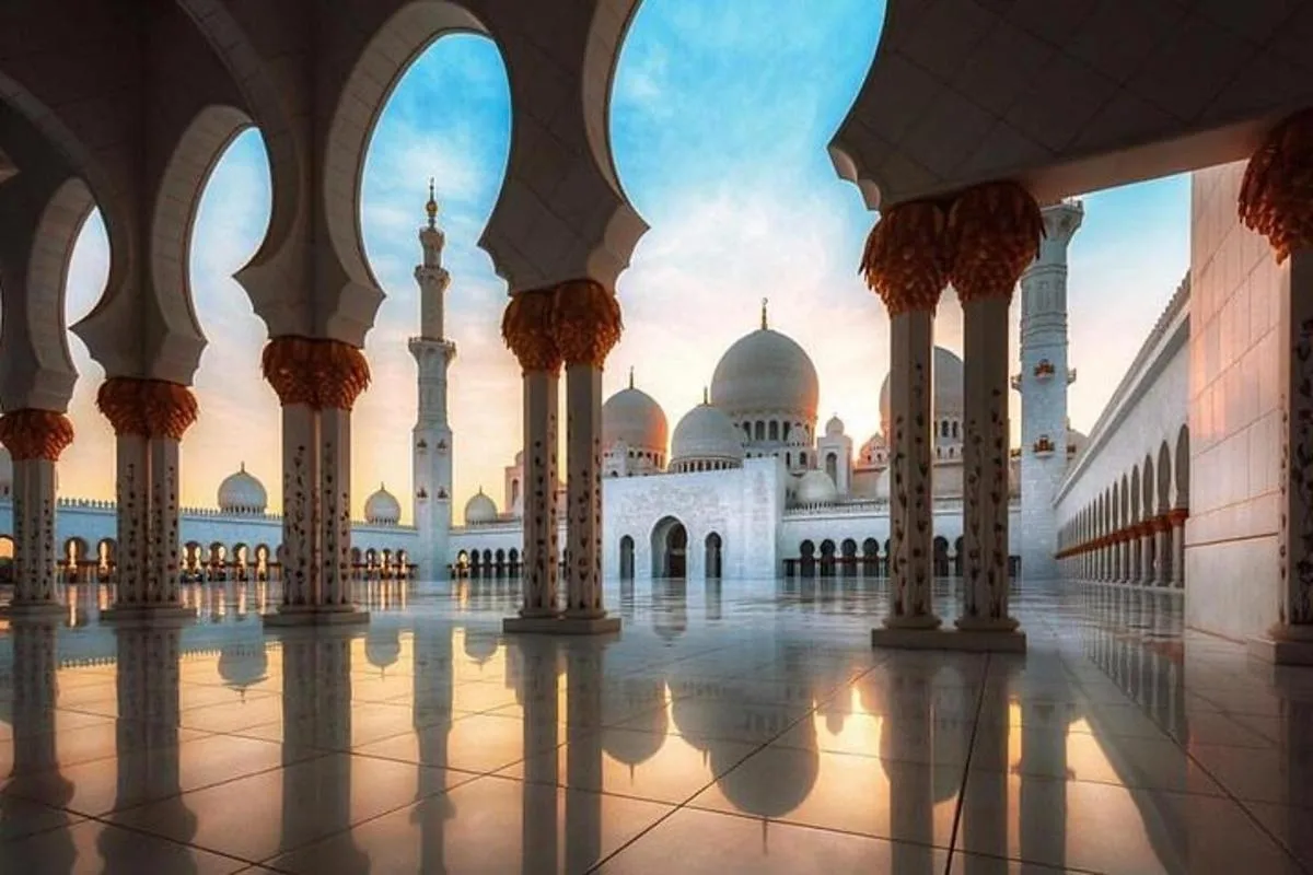 Image 3 of Abu Dhabi Sheikh zayed Mosque with Lunch, Louvre & Qasr Al Watan Palace
