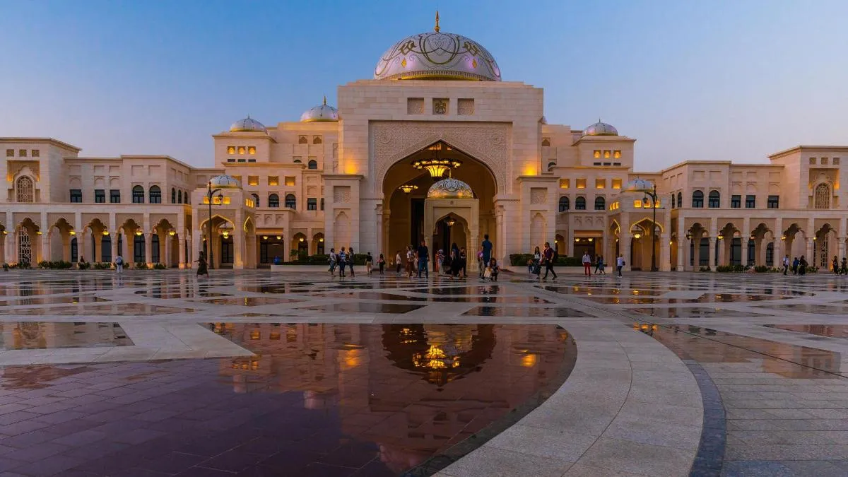 Abu Dhabi and Qaṣr Al-Waṭan Private Tour