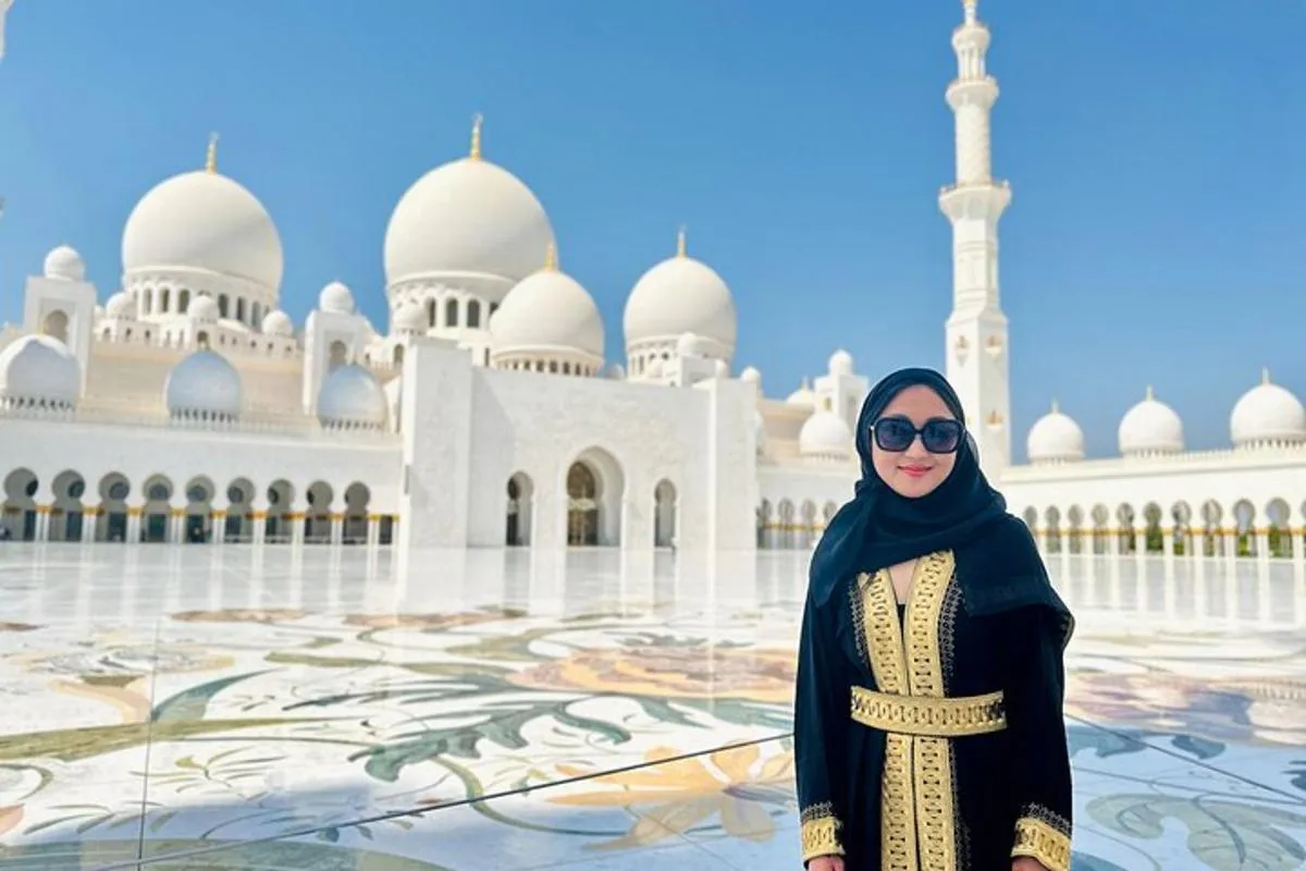 Image 2 of Private Abu Dhabi Grand Mosque Tour from Dubai