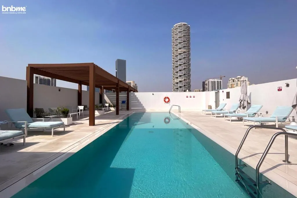 bnbme – Artistic Studio in JVC’s Heart with Rooftop Pool