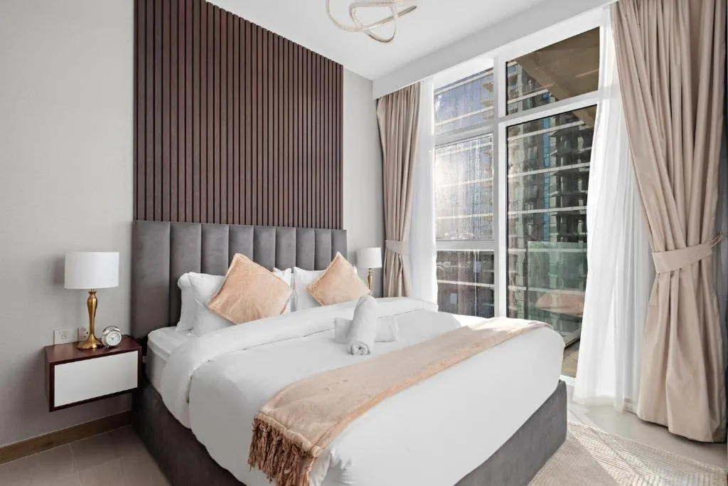 A Living Elegant 1BR with Balcony & Canal Views