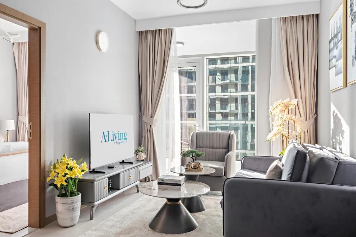 A Living Elegant 1BR with Balcony & Canal Views - 3