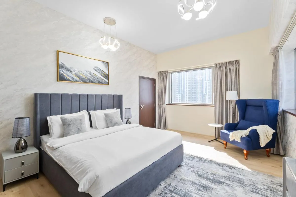 ALiving-Luxury 1BR Apartment in Executive Tower Business Bay - 2