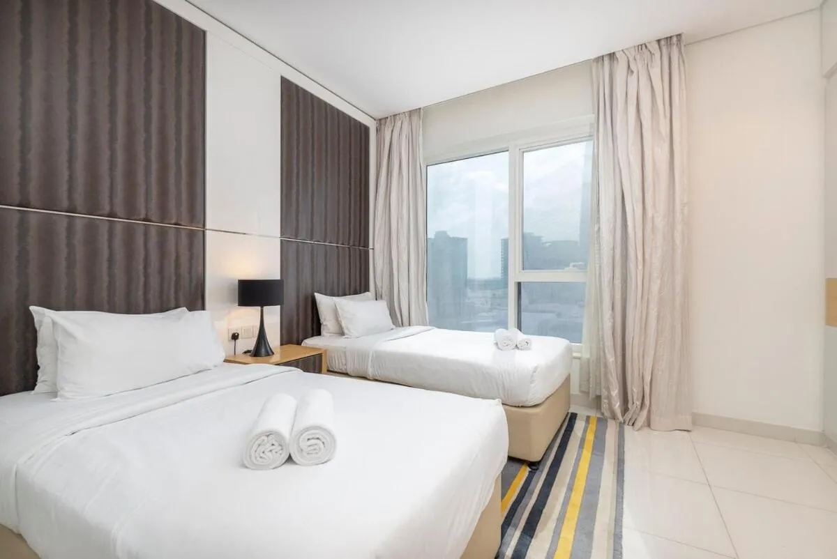 Beautifully designed 3BR with canal views in Business Bay - 3