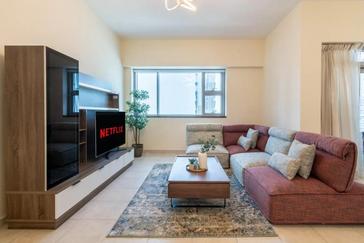 Business Bay Apt with Rooftop Pool, Fast WiFi, and near Burj Khalifa - 2