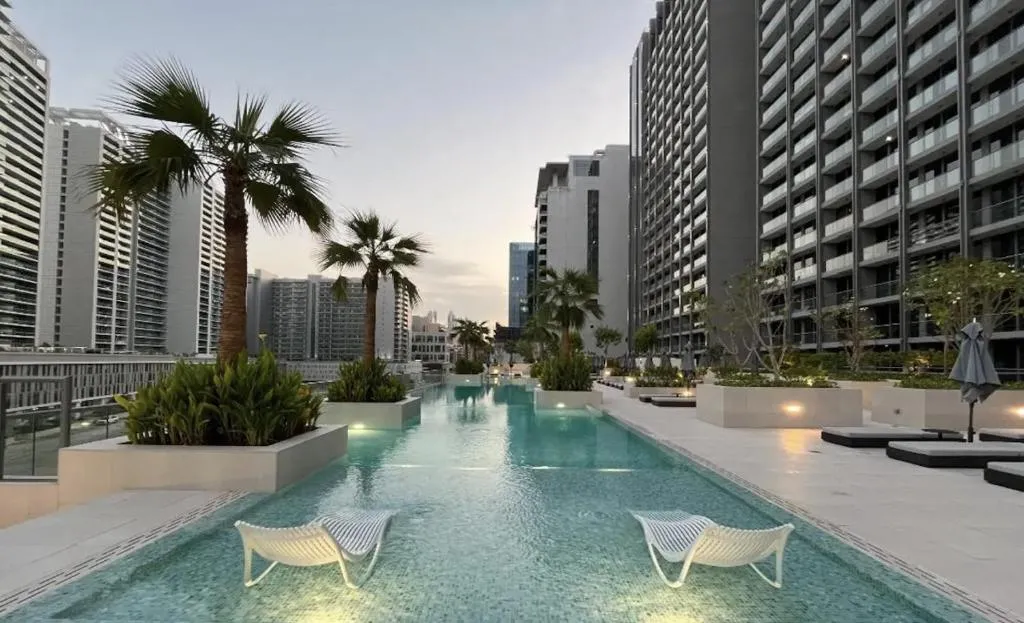 Canal-View Serenity: Modern Studio in Sterling