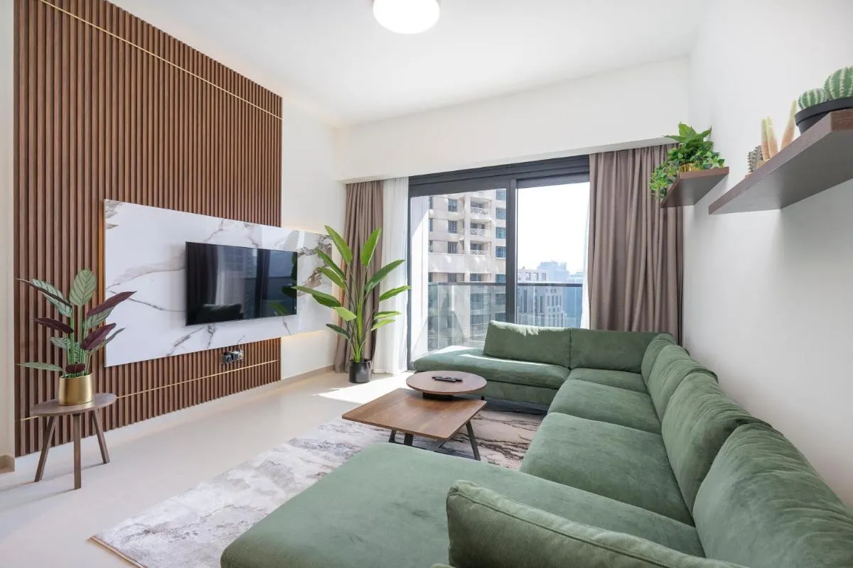 Chic Luxe 2BR I High Floor l by Burj Khalifa & Dubai Mall I Pool l Gym - 3