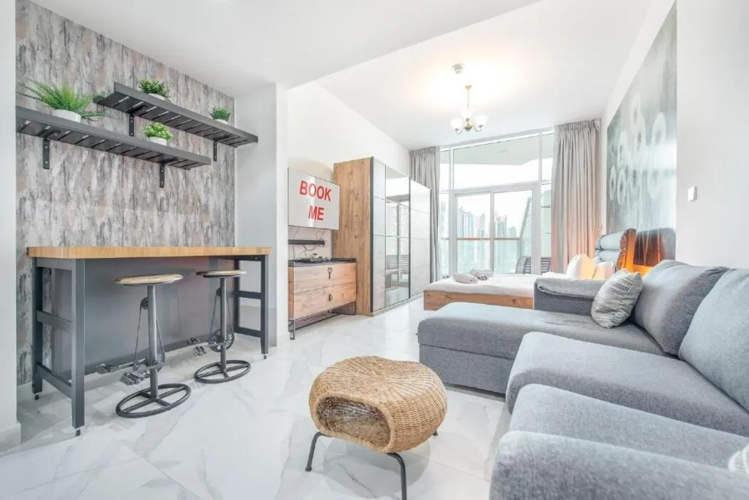 Cozy Studio With Dubai Water Canal View in Business Bay - 2