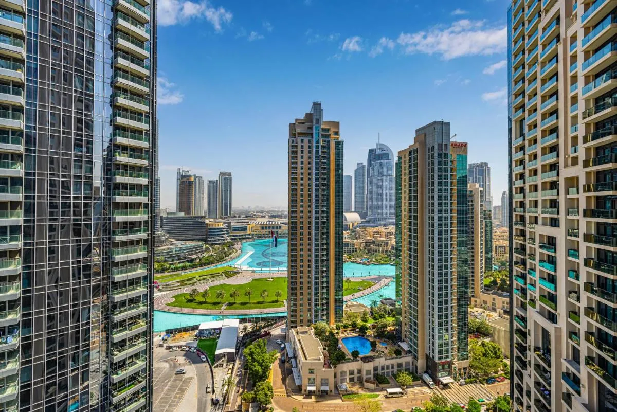 Daniels Luxe 3BR Downtown with Skyline View - 2