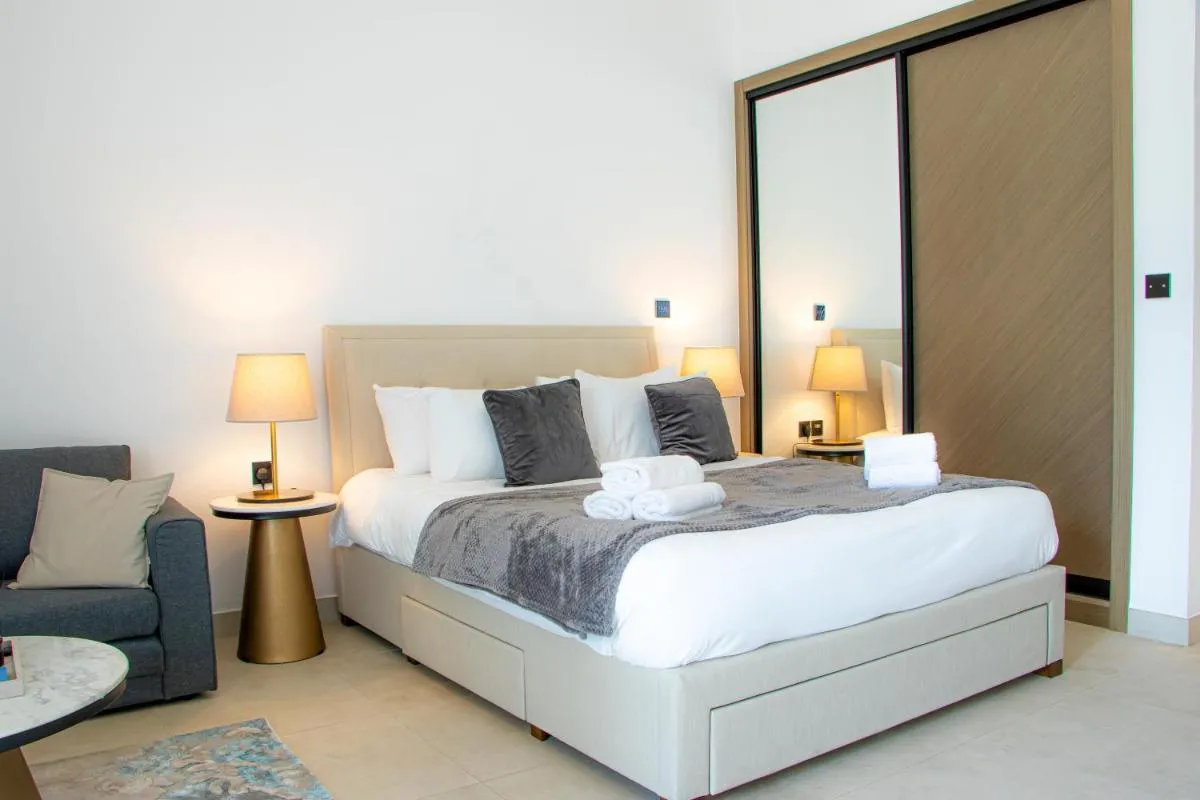 Dubai Skyline Retreat with Burj Khalifa View - 3