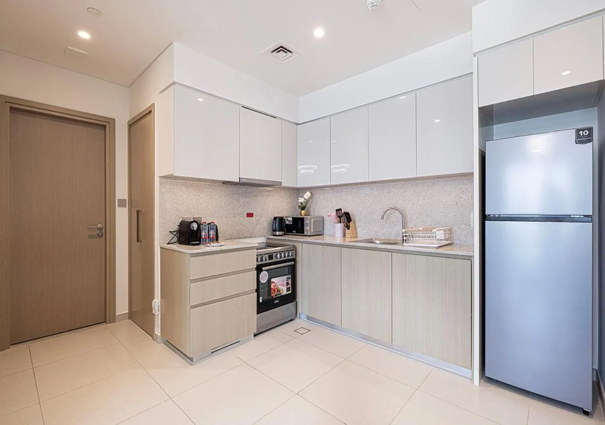 Elegant 1BR with Skyline Views in Downtown Dubai - 3