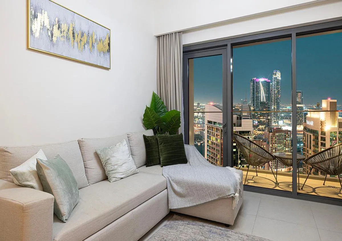 Elegant 1BR with Skyline Views in Downtown Dubai - 2