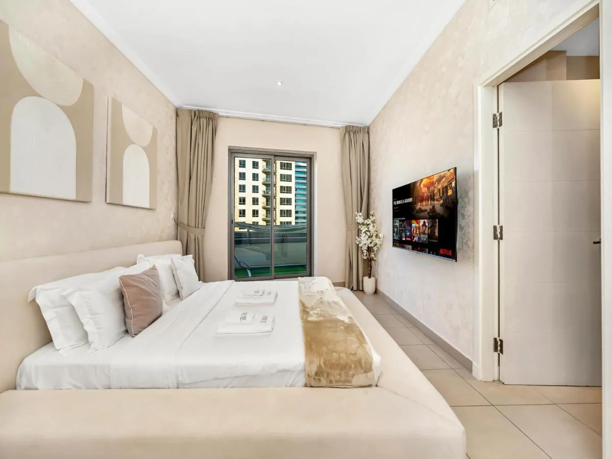 Elegant 1 Bedroom Apartment I Burj Khalifa & Fountain Views I Free Gym, Pool, Wi-Fi, Parking & PS5 I by Skyline Serenity - 3